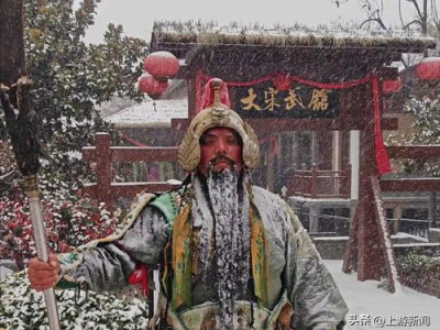 “冰雪奇缘：景区NPC演员变身冬日冰雕奇观”