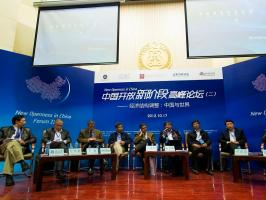 台湾网红“馆长”体验木偶戏