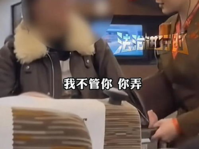 女子推婴儿车堵住高铁下车通道