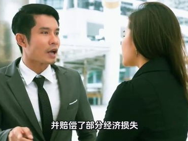 大学生创业摆摊被同行掀翻摊位