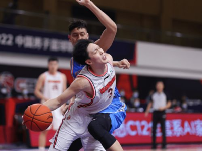 徐杰受伤：篮球赛场突发意外，球队备战受影响