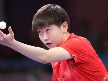 “何卓佳陪伴孙颖莎凯旋归来，共庆辉煌时刻”